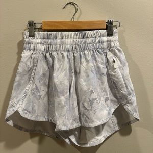 lululemon, tracker low-rise lined short. white/blue/grey print, size 4.
